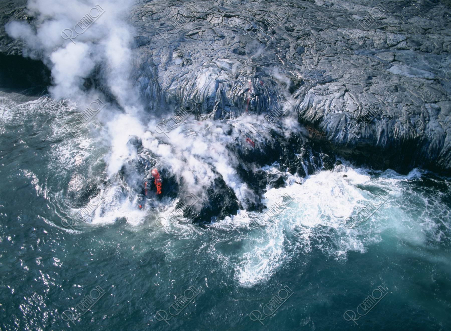 空撮 海に落ちる溶岩 ハワイ島