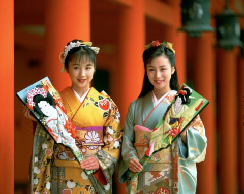 羽子板を持つ和服の女性 京都