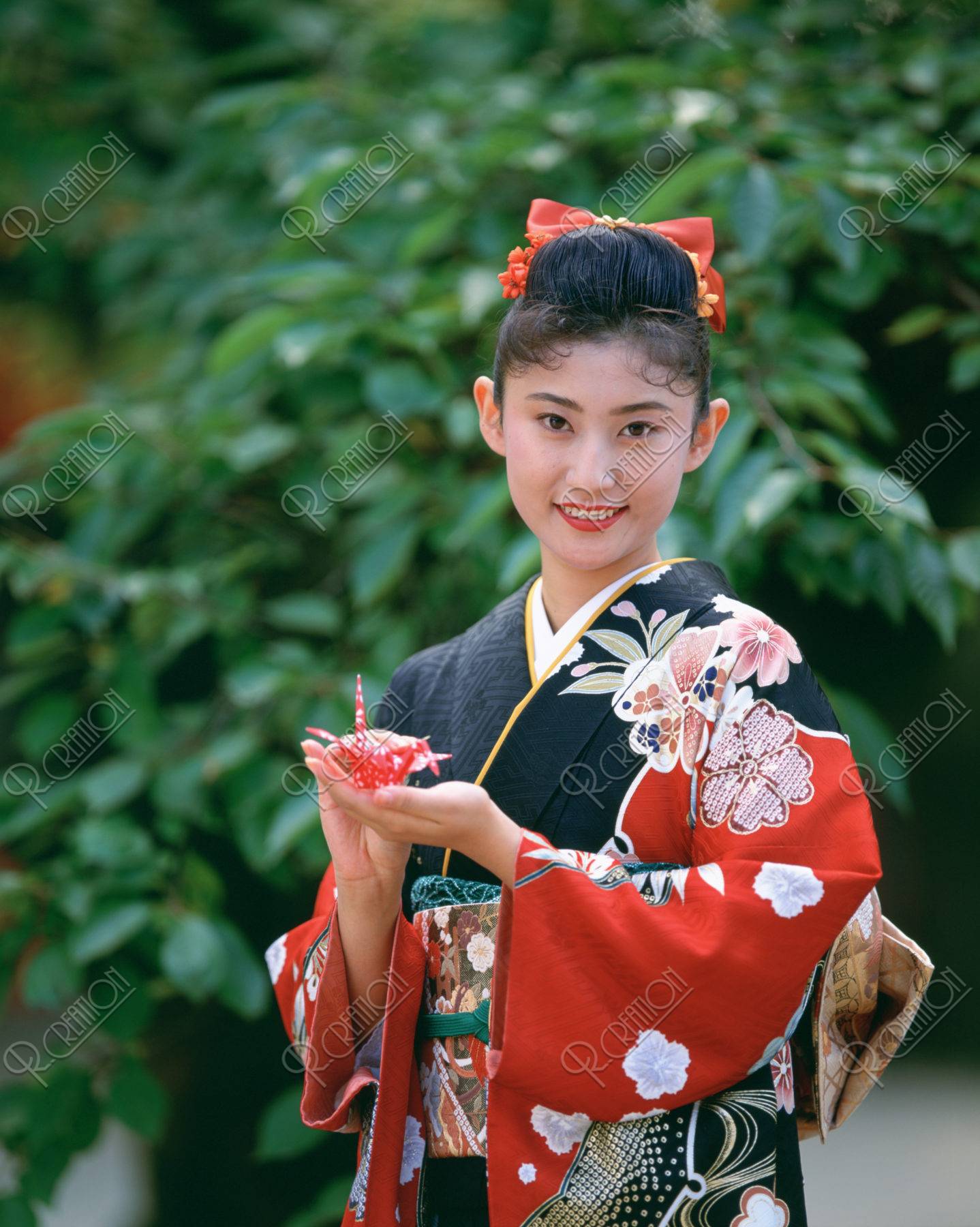 折鶴を持つ和服の女性 京都
