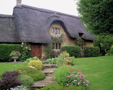 茅ぶき屋根の家と庭