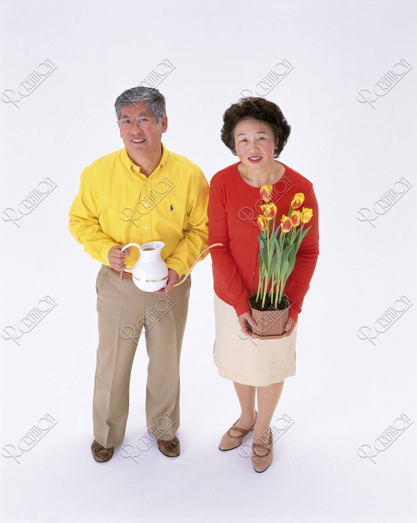 上から見た年配の夫婦