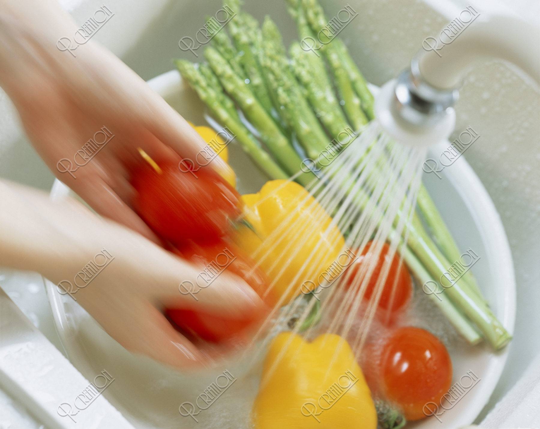 水で洗うトマト