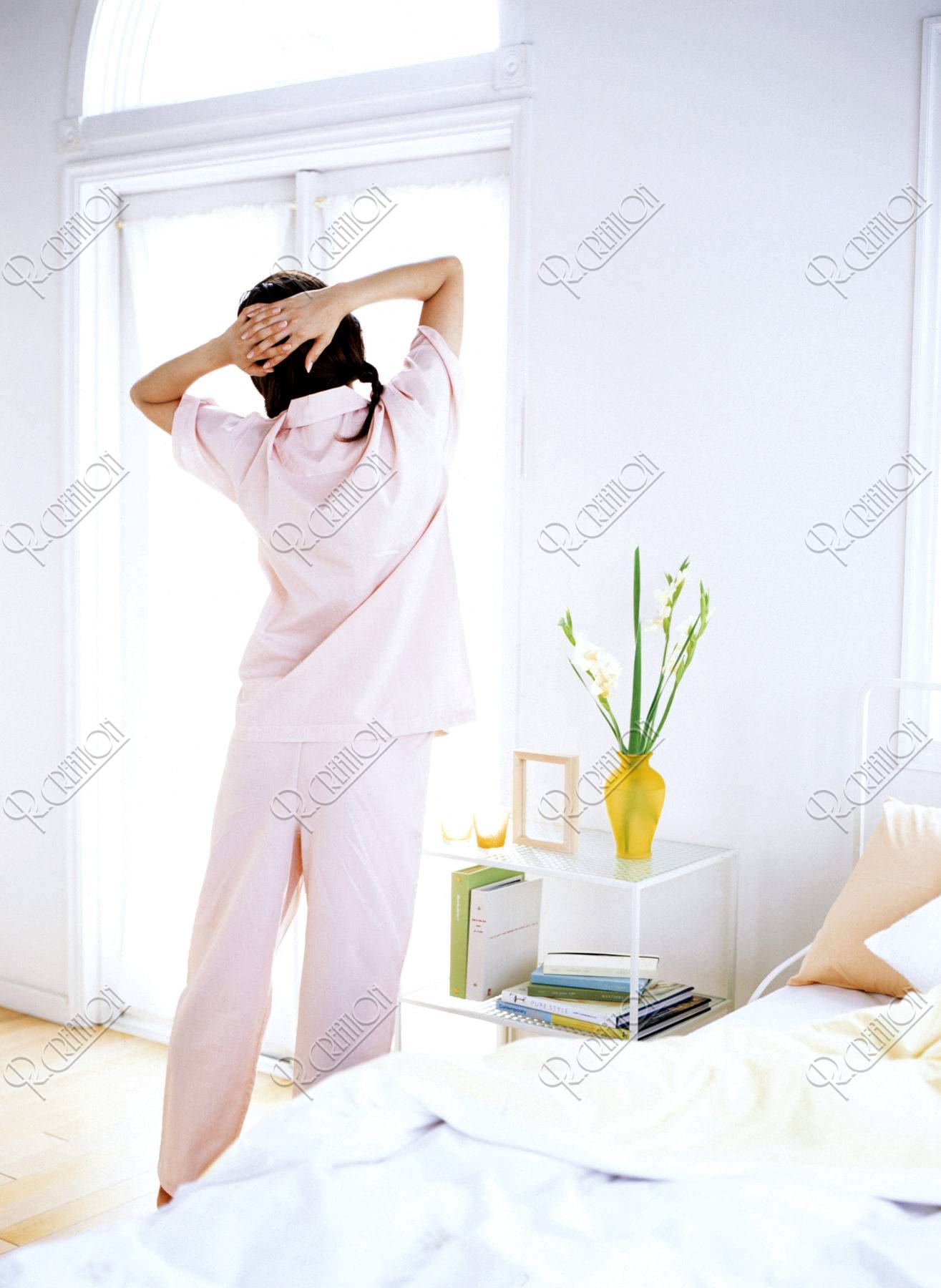 後ろ姿のパジャマの女性 ストックフォト アールクリエーション