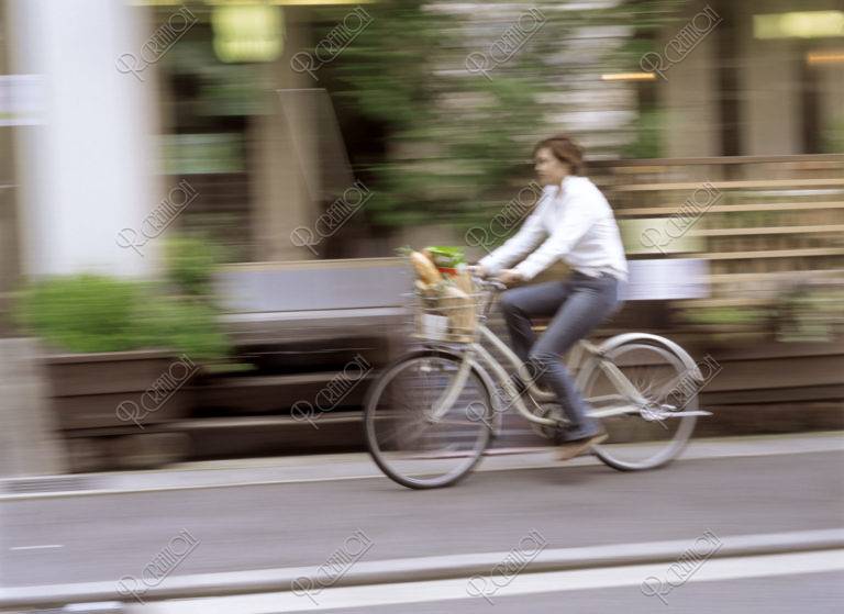自転車に乗る女性 ストックフォト アールクリエーション