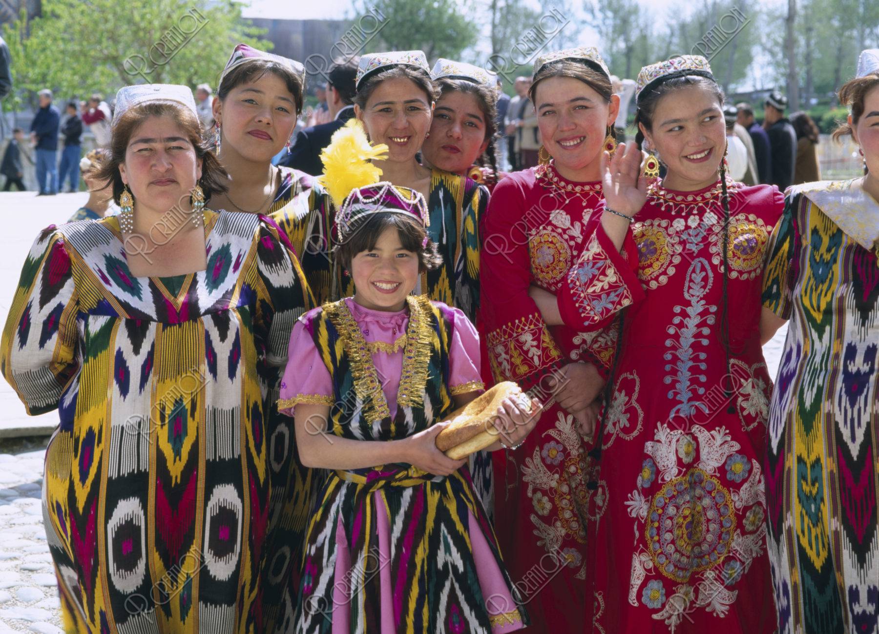 レギスタン広場民俗舞踊の女性達