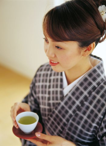 お茶を飲む和服の女性