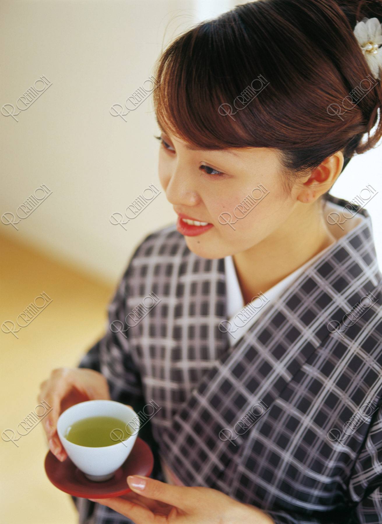 お茶を飲む和服の女性
