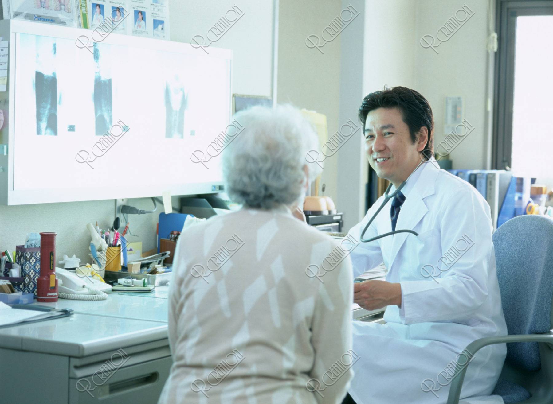 診察中の老人と医師