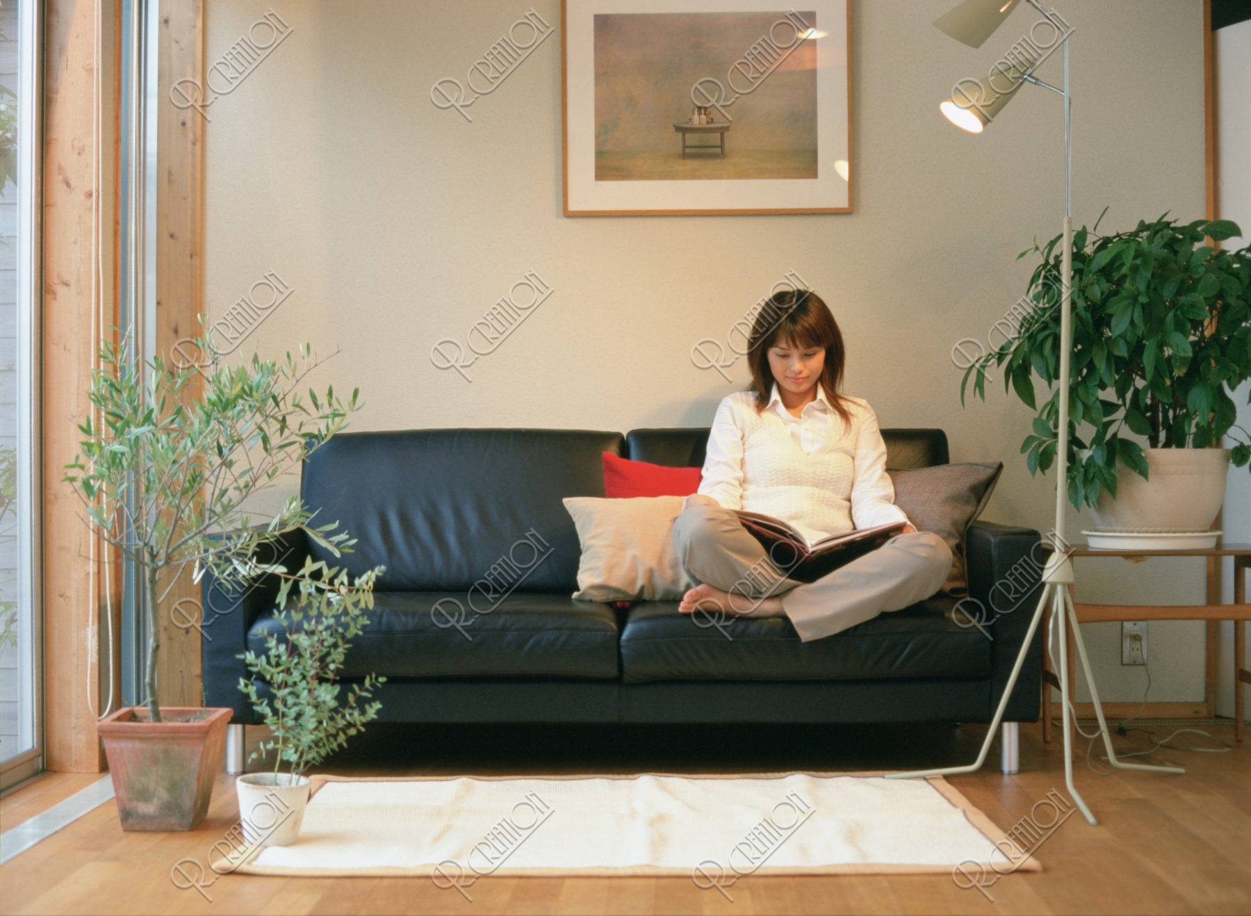 ソファに座る女性 写真 アールクリエーション