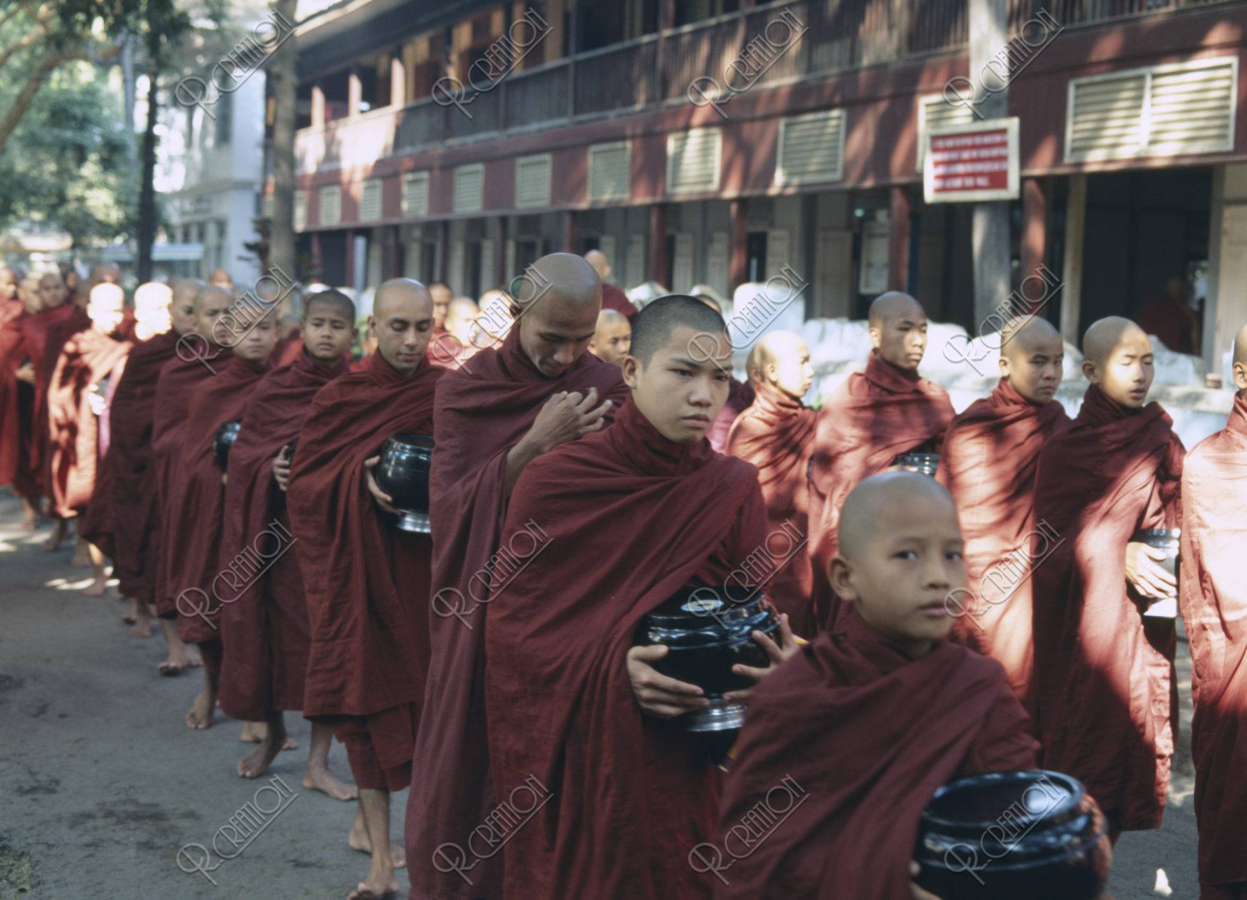 マハーガンダーヨン僧院 僧侶の列