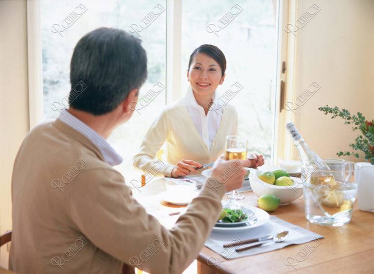 食事中の熟年夫婦 写真 アールクリエーション