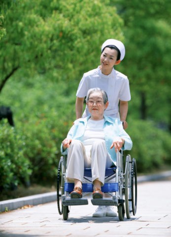 車椅子の老婦人と看護婦