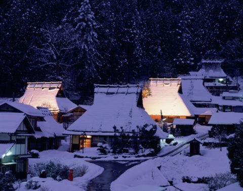 雪の茅葺き民家集落の夜景