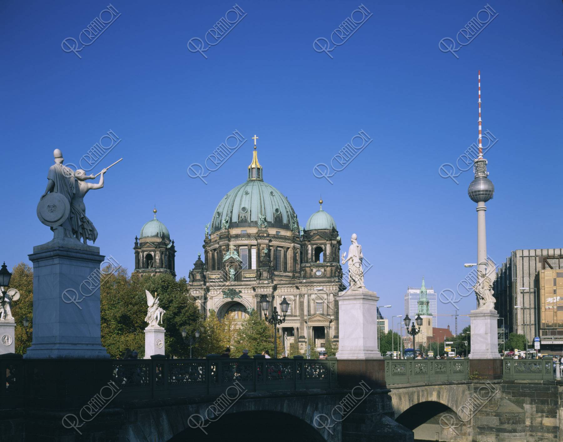 ベルリン大聖堂とテレビ塔 Ｗ