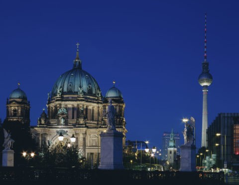 ベルリン大聖堂とテレビ塔 夕景 Ｗ