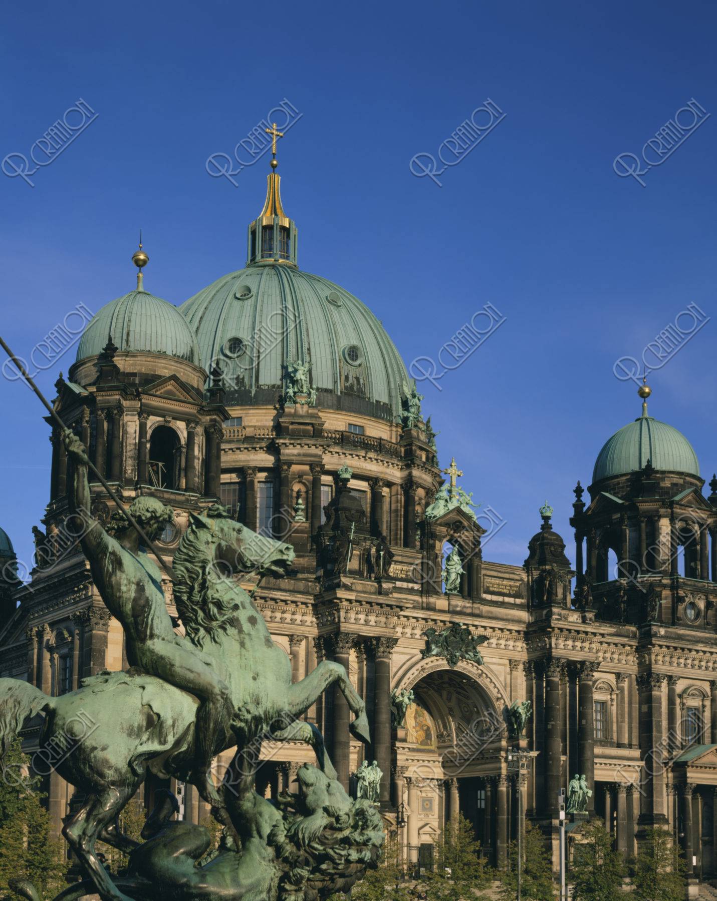 旧博物館の銅像とベルリン大聖堂Ｗ