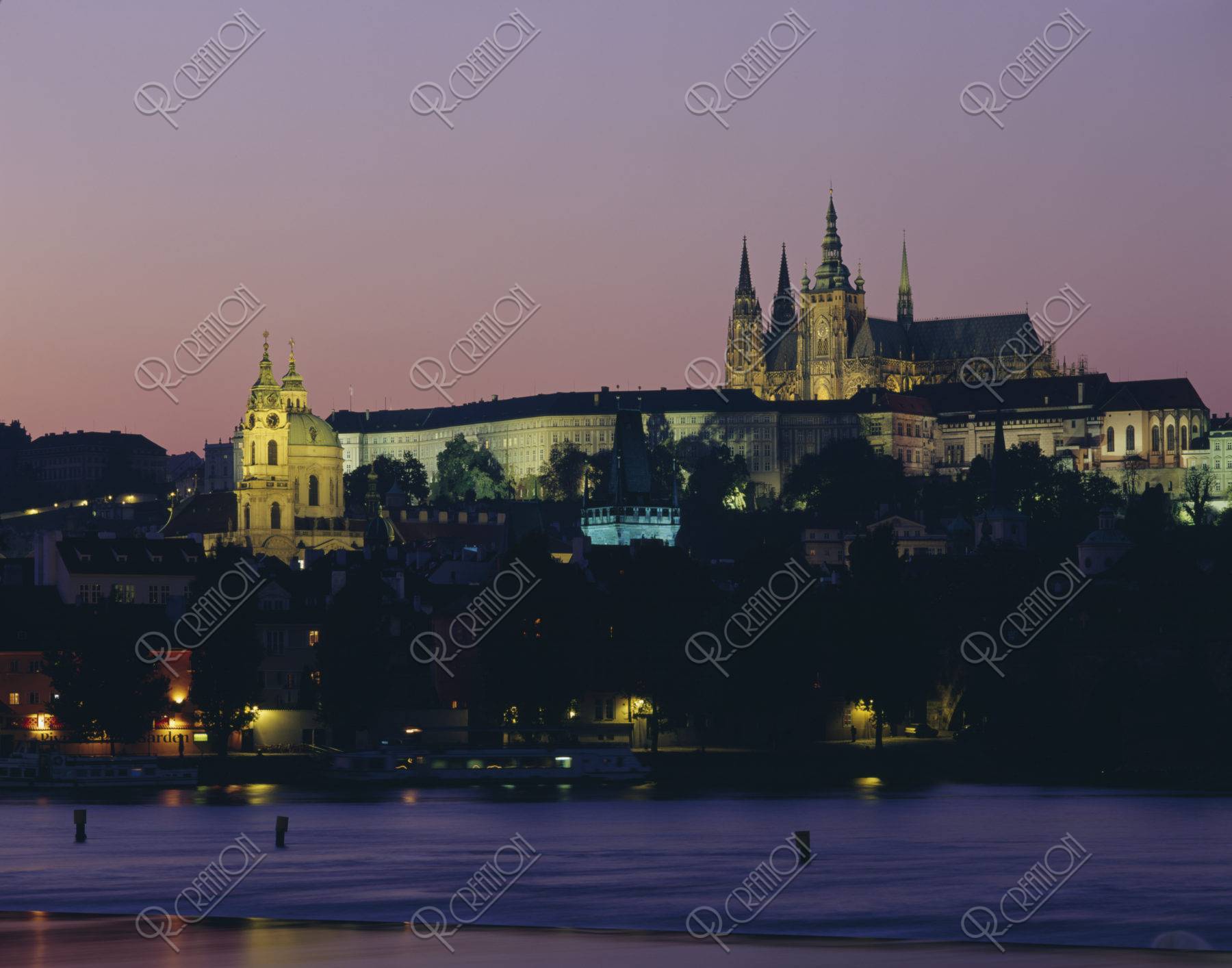 プラハ城 夕景 Ｗ