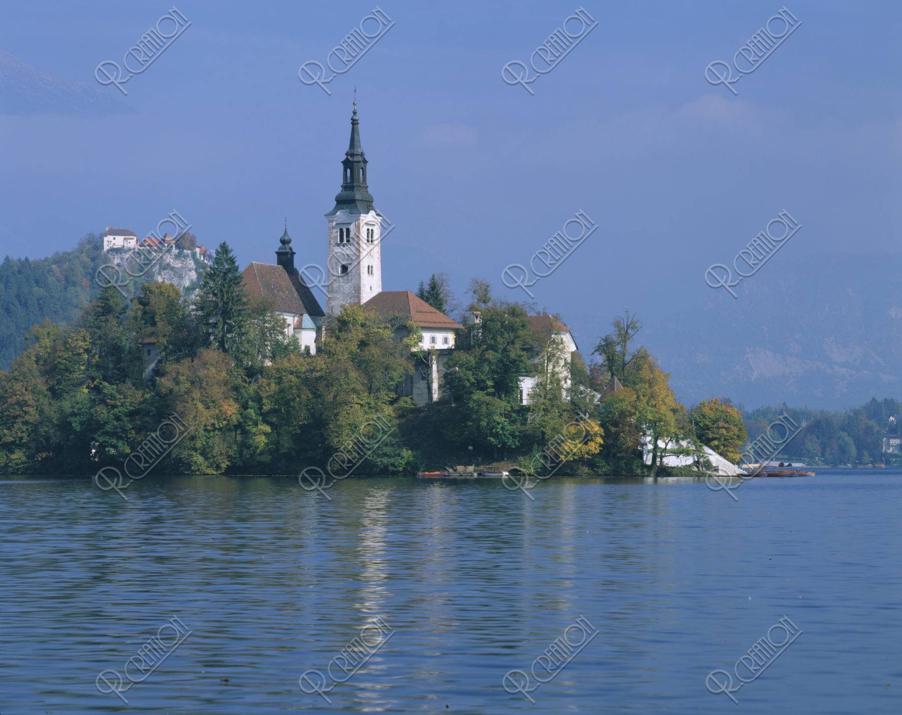 秋のブレッド湖と聖マリア教会