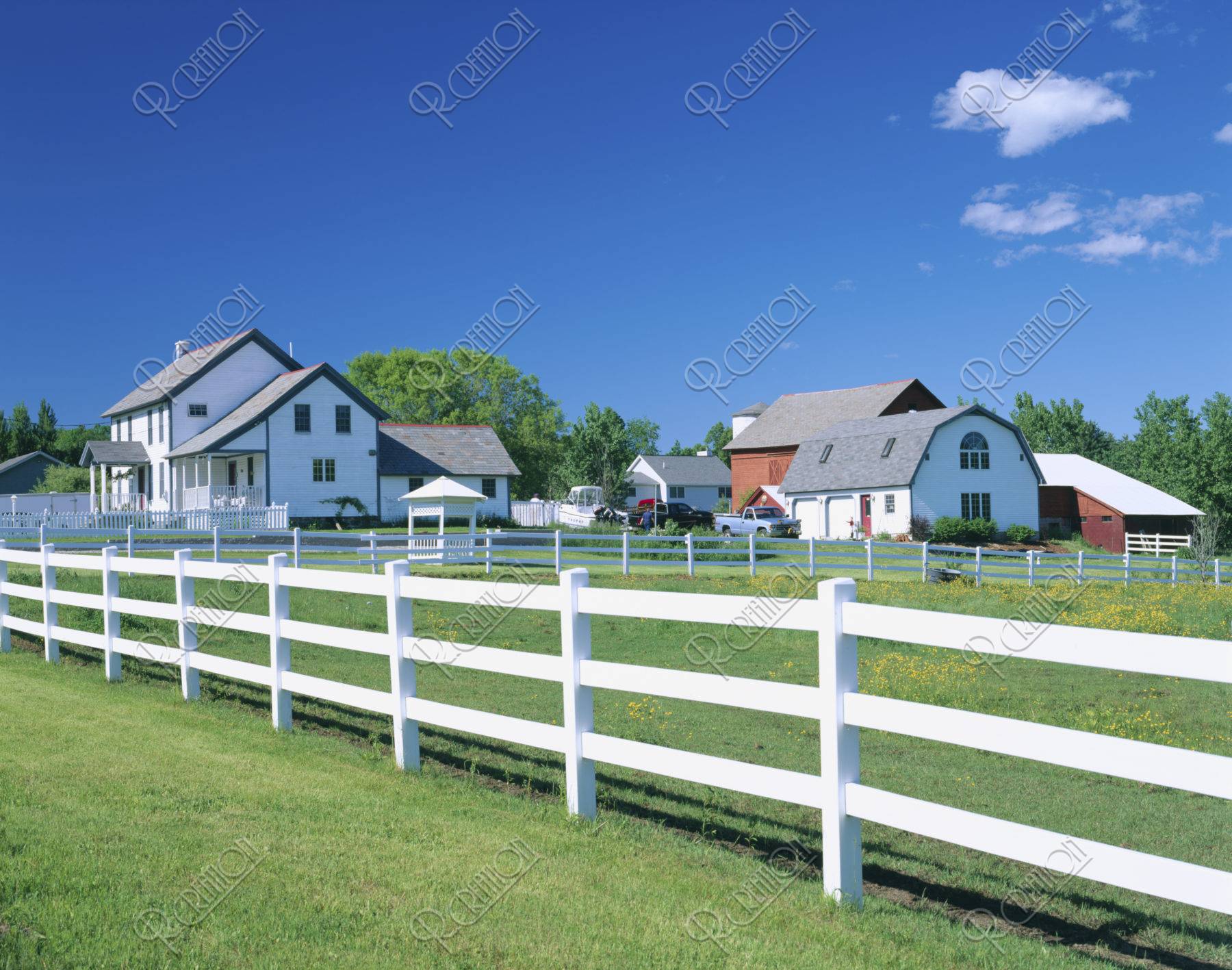 白い柵と牧場