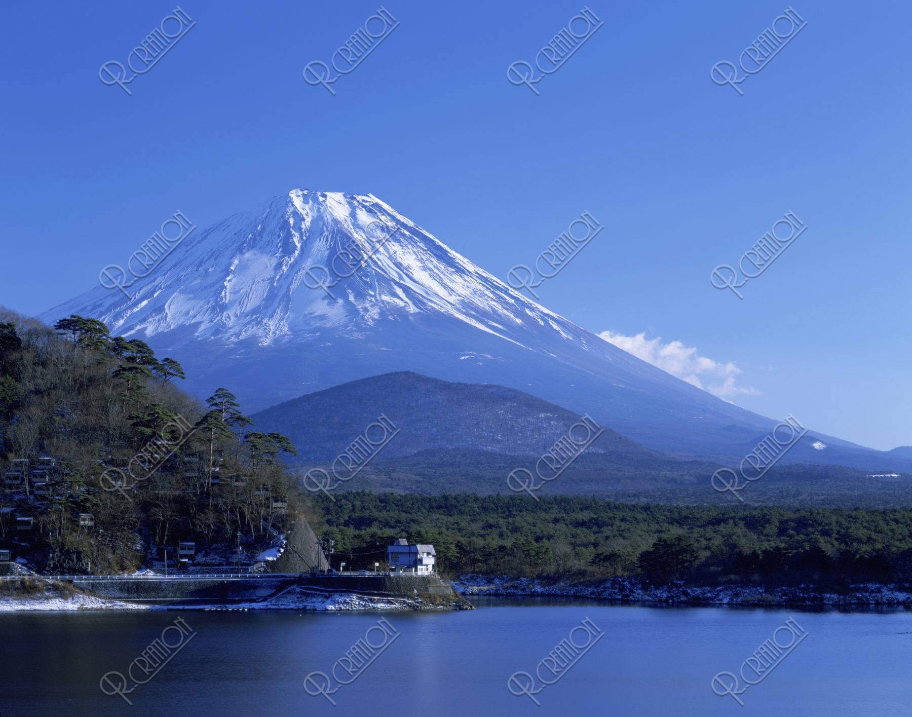 精進湖と富士山