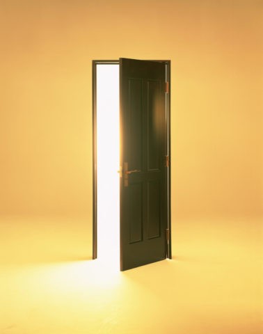 茶色のドアと光