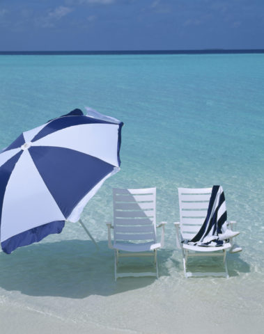 白い椅子とビーチパラソル