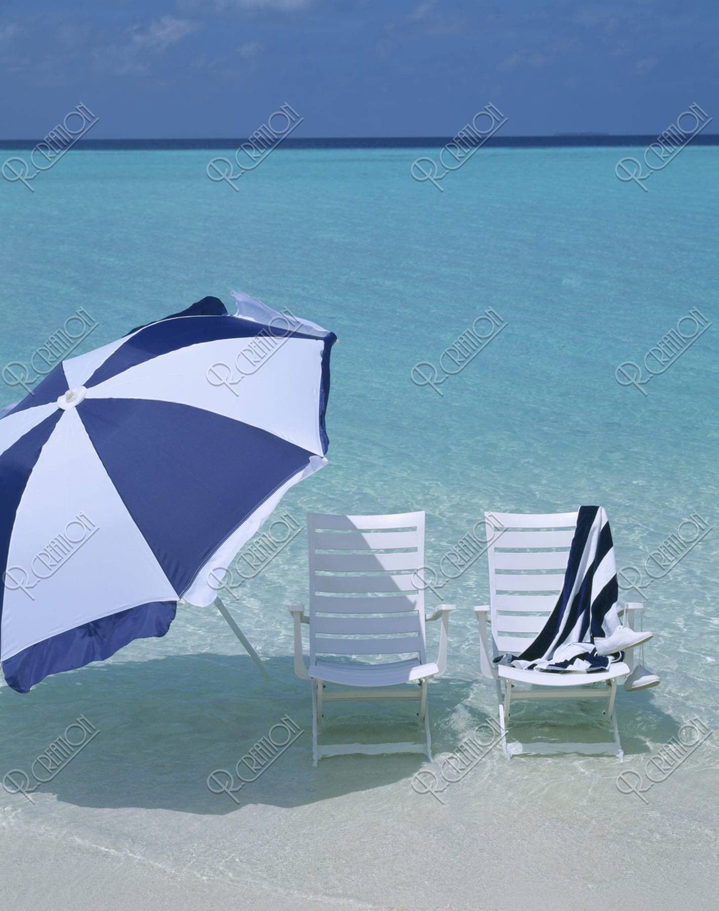 白い椅子とビーチパラソル