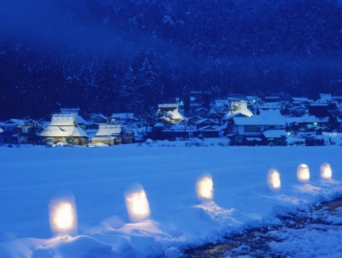 雪の茅葺き民家集落の夜景