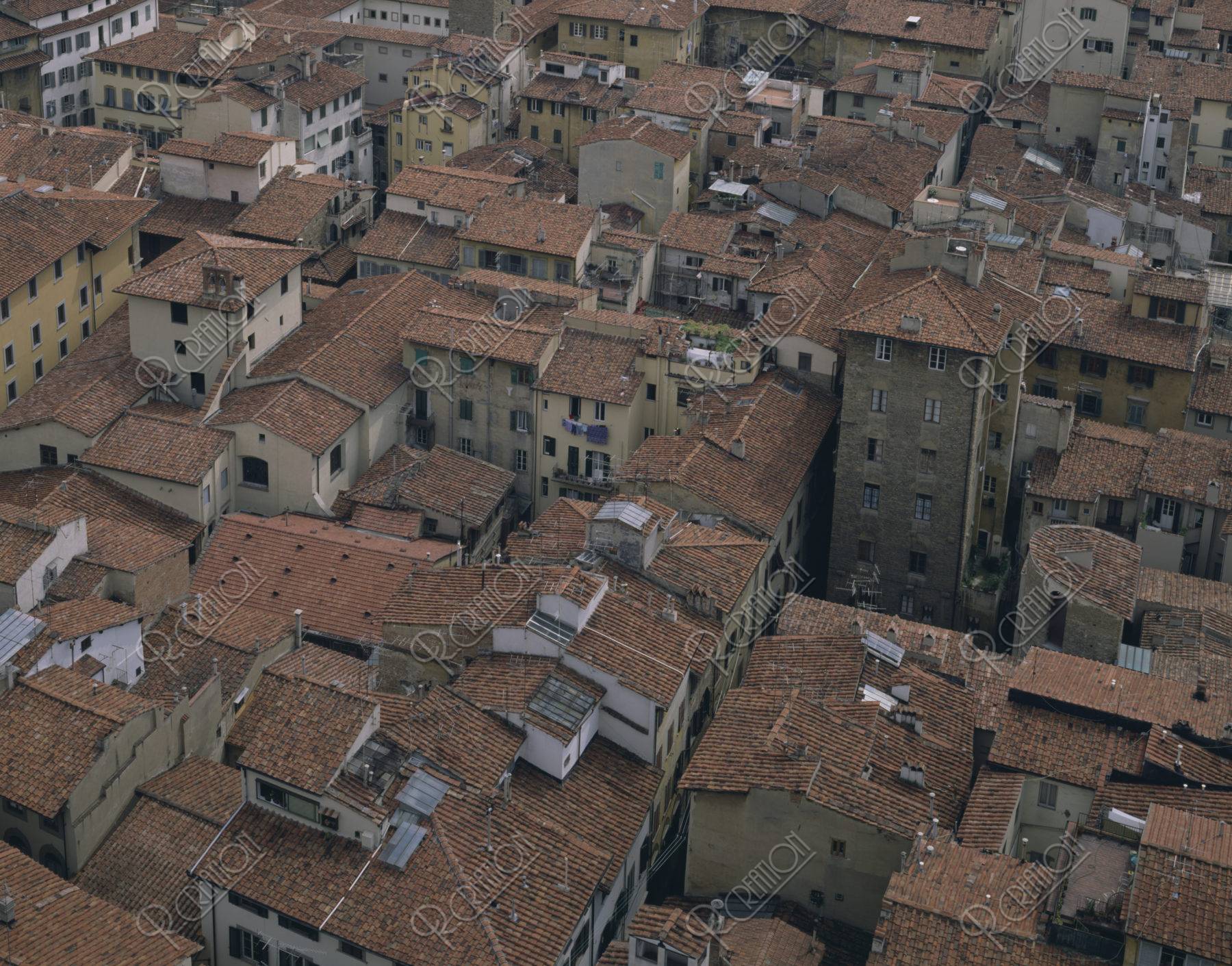 赤い屋根の市内の街 イタリア