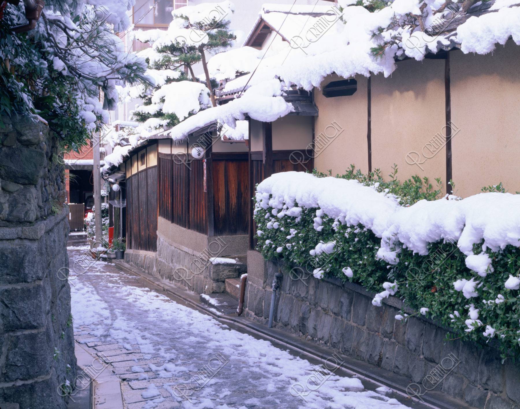 雪の祇園石塀小路