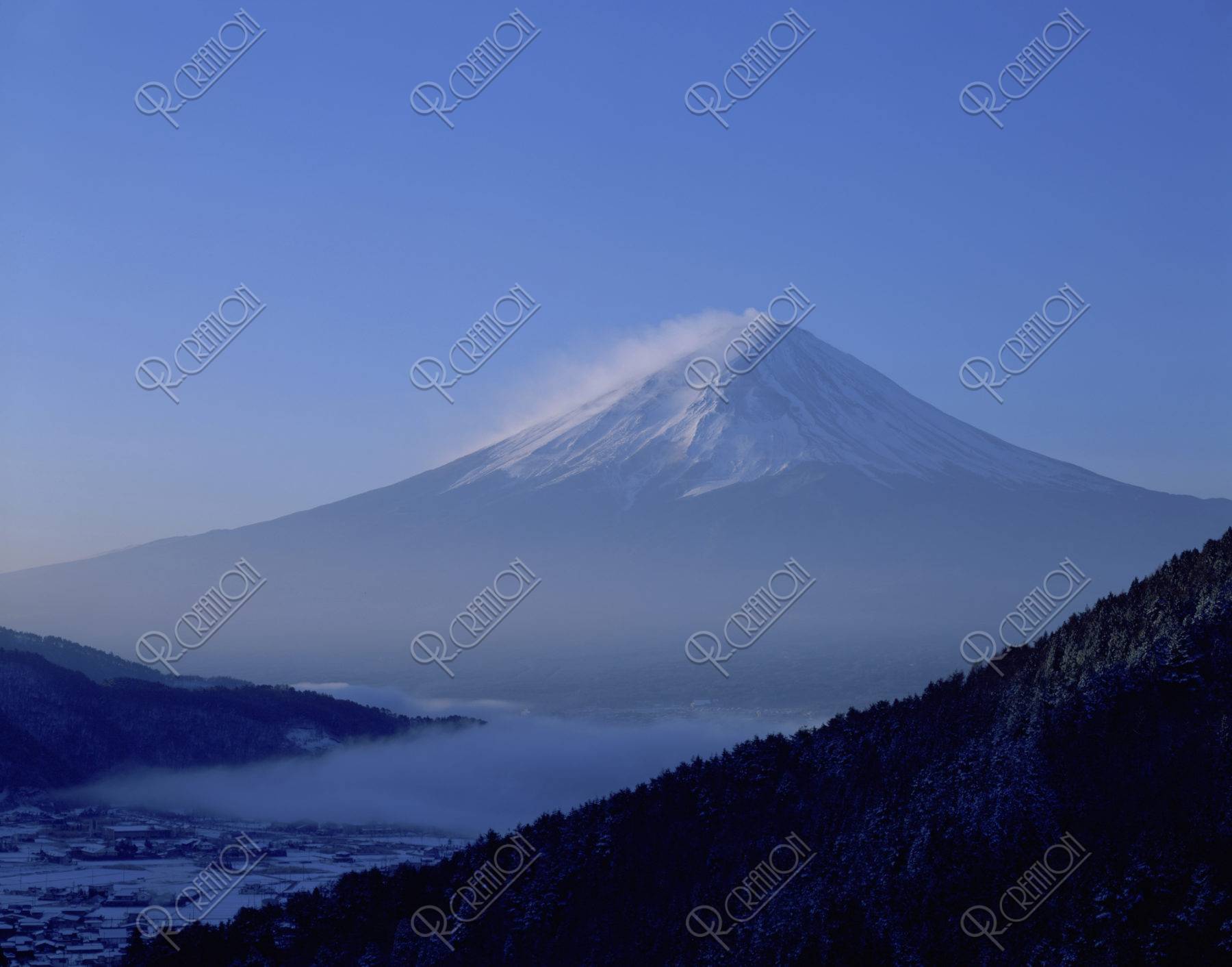 御坂峠の朝靄と富士山