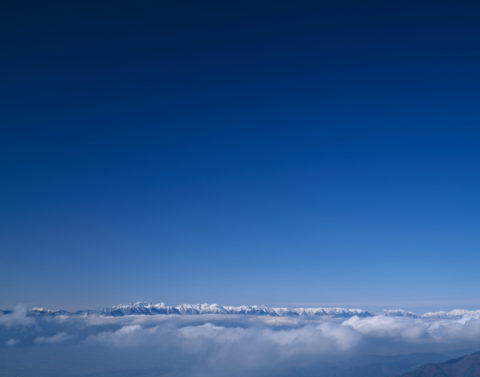 雲海と新雪のアルプス