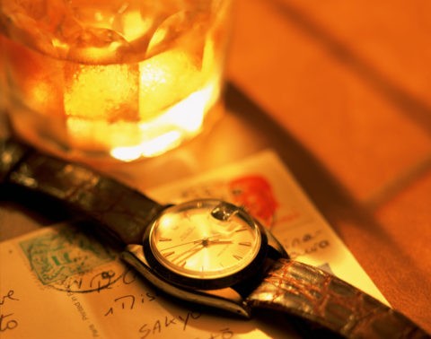 アンバーのグラスと腕時計と手紙