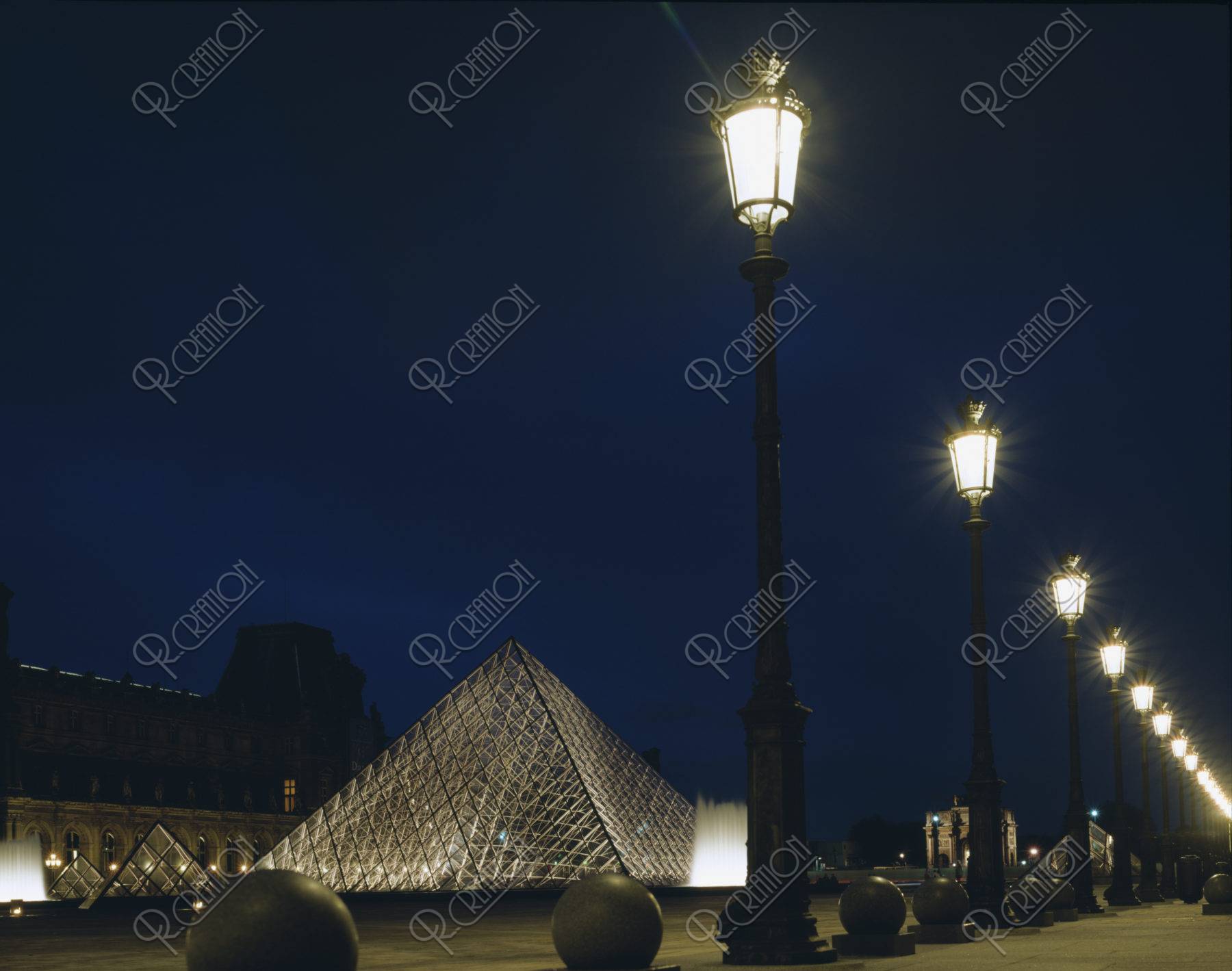 ルーブル ガラスのピラミッド フランス