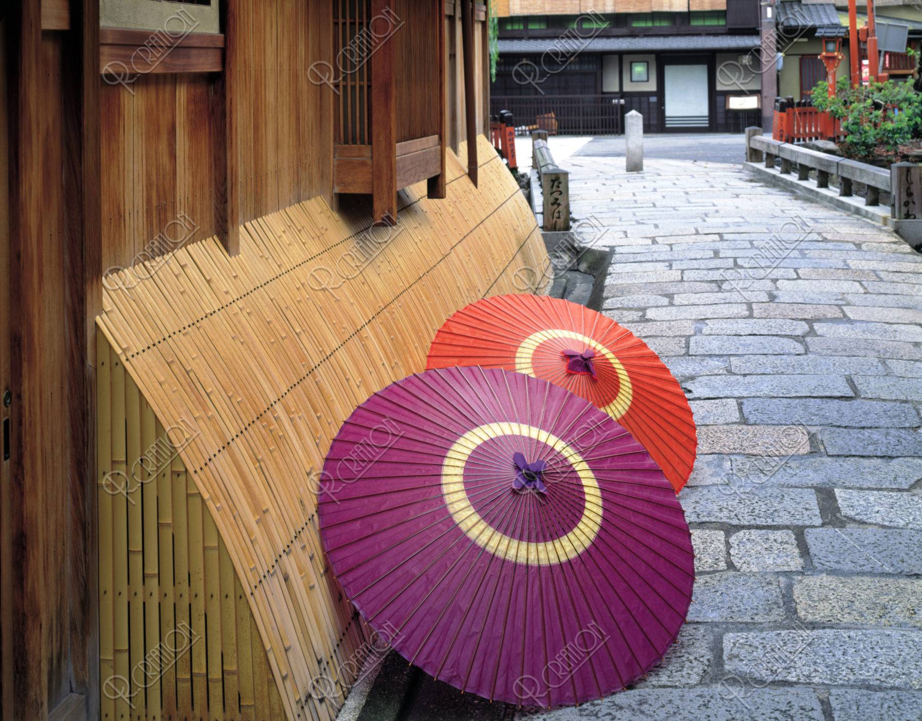 犬矢来と蛇の目 京都祇園白川付近 ストックフォト アールクリエーション