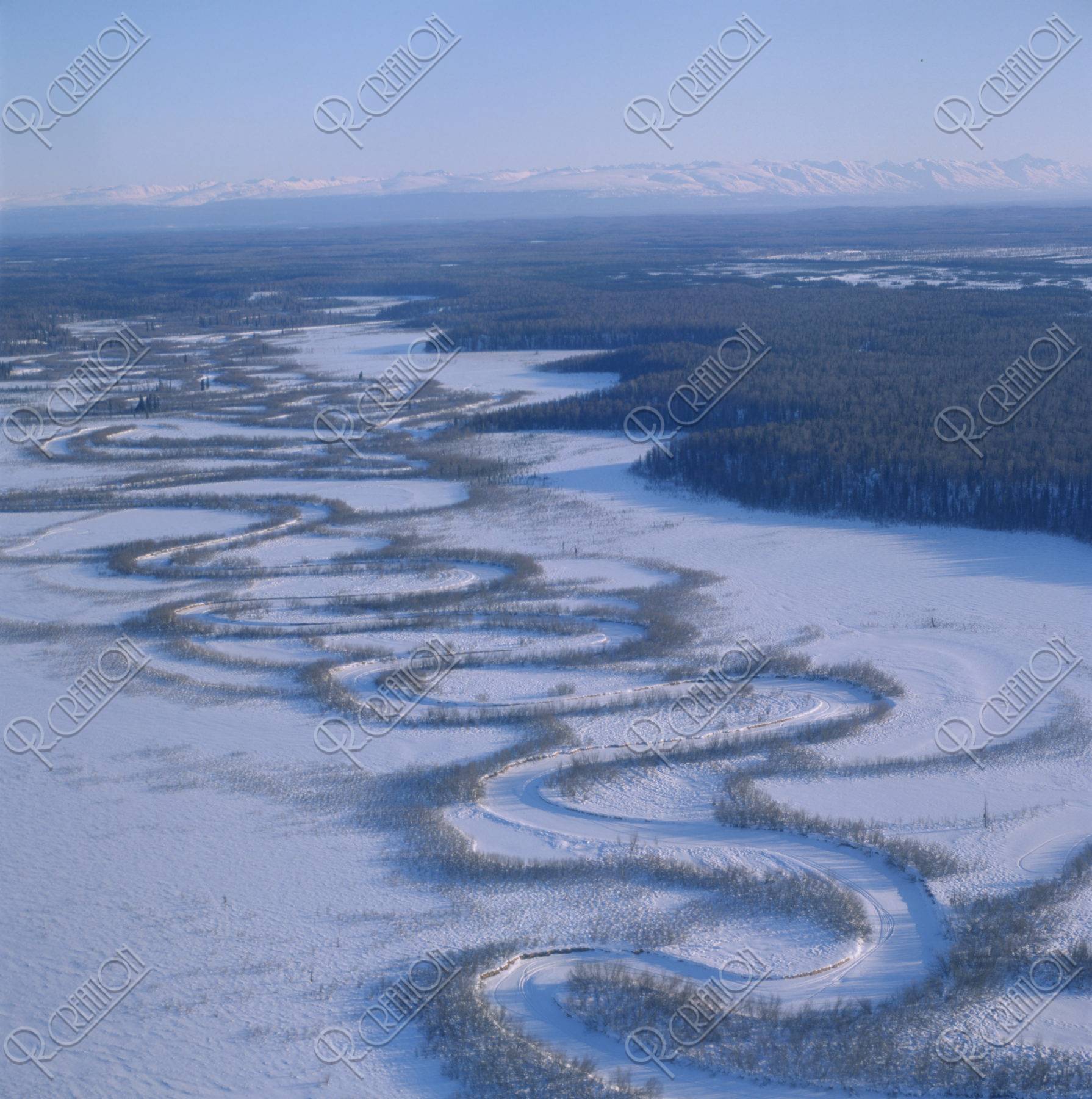 蛇行する凍結した川 アラスカ