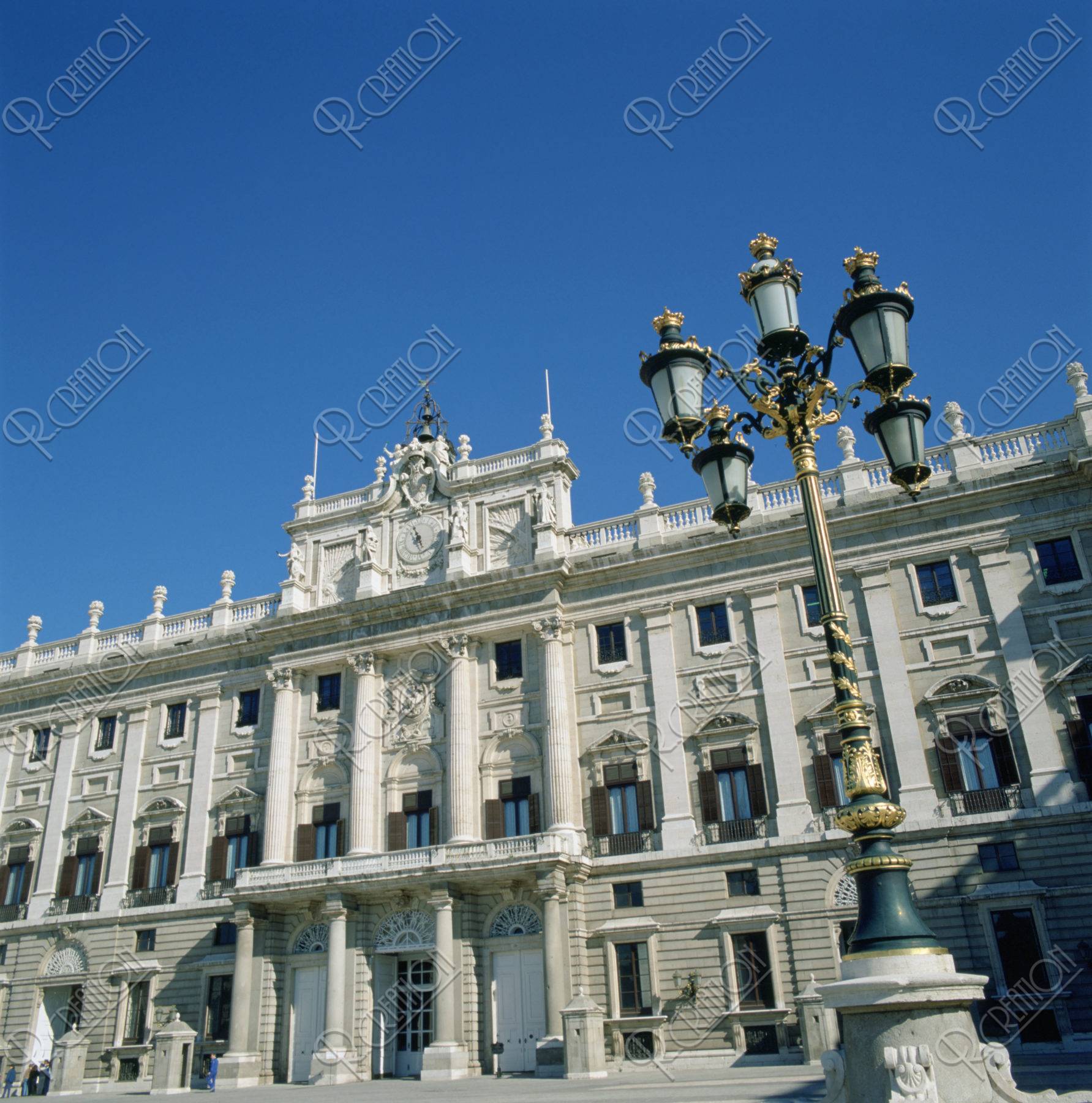 王宮と街灯 マドリッド スペイン
