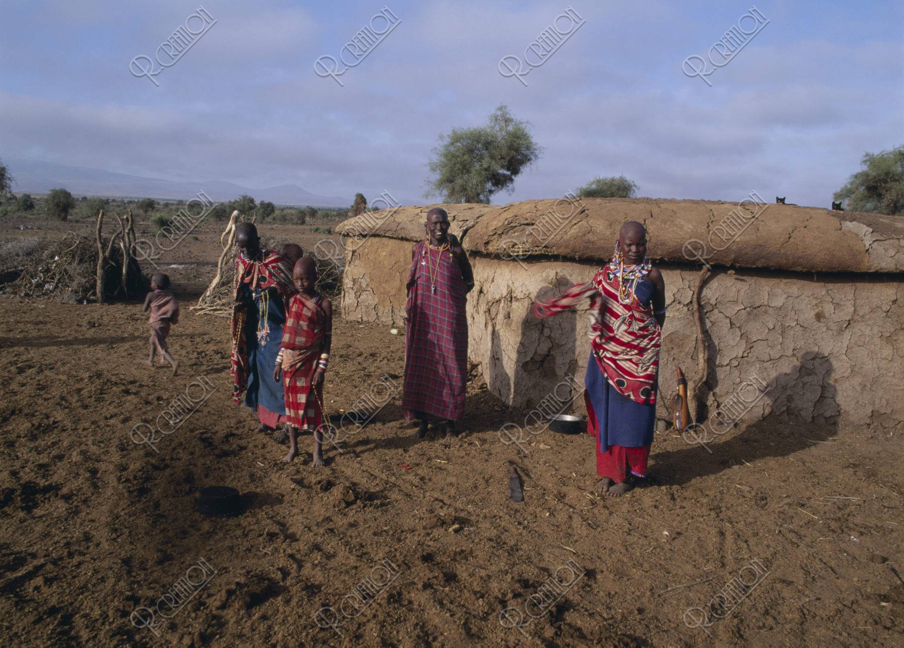 家の前のマサイの女達 ケニア アンボセリ