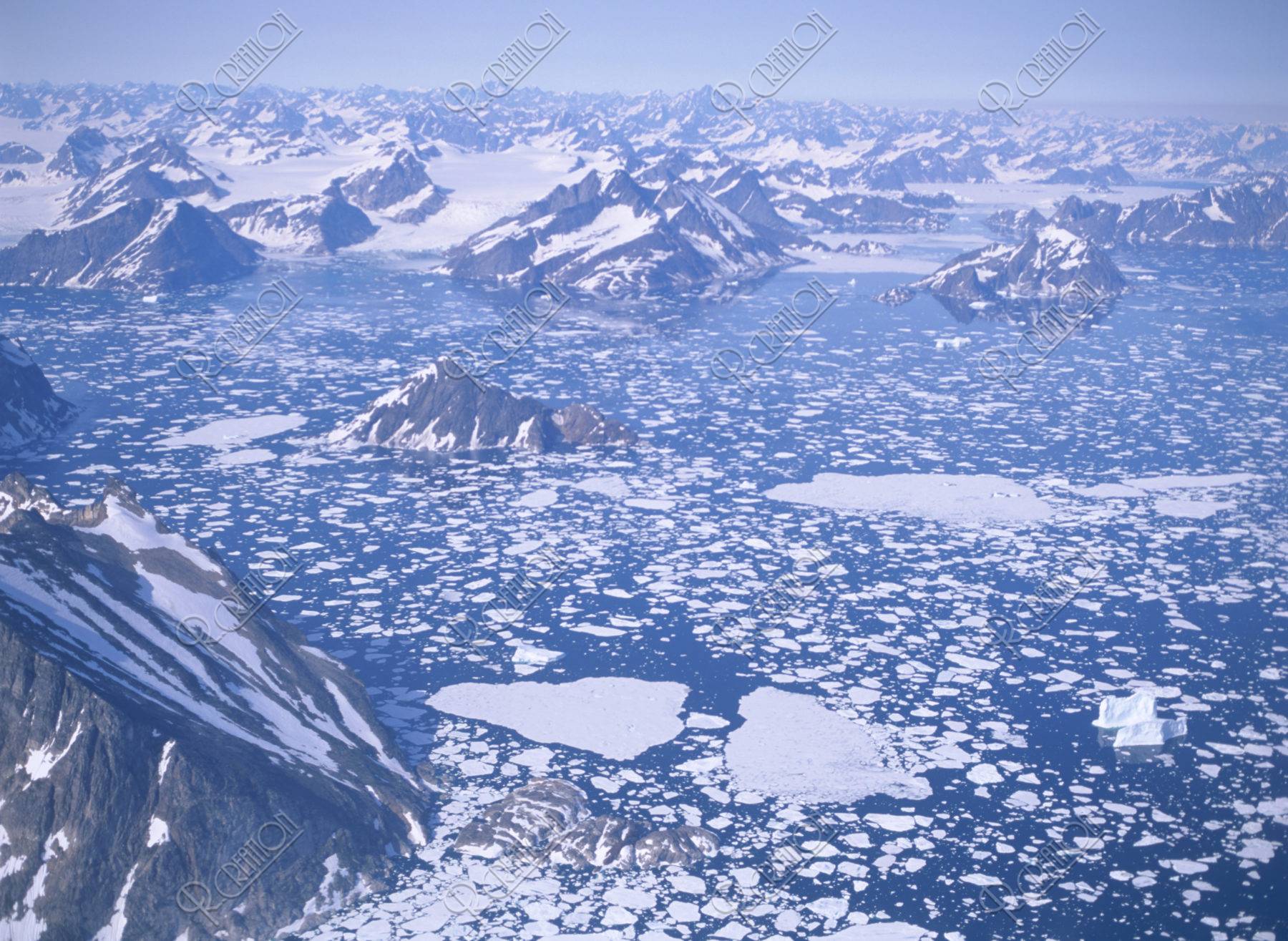 空撮 流氷群とグリーンランドのフィヨルド