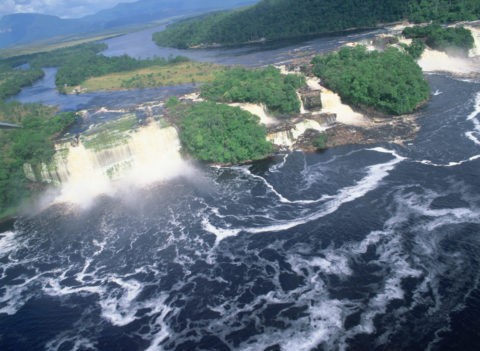 空撮 カナイマロッヂ付近の滝 ベネズエラ