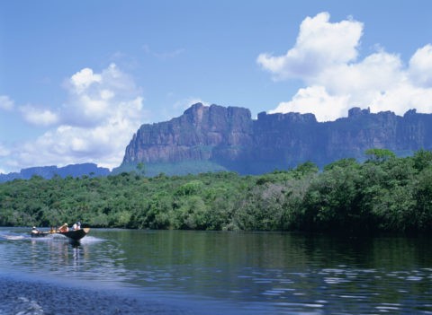 カラオ川とギアナ台地 カナイマ ベネズエラ