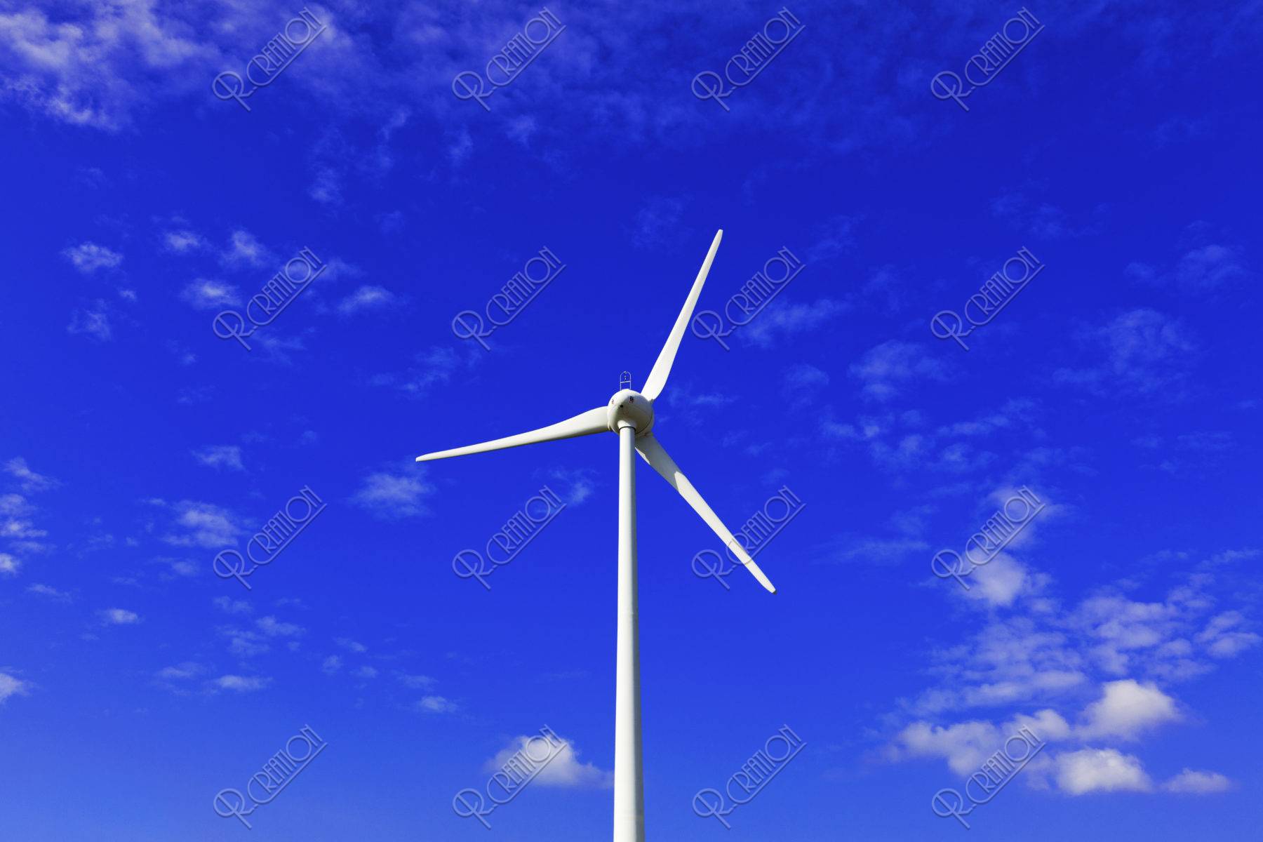 青空と風力発電風車