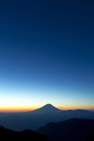 夜明け前の富士山