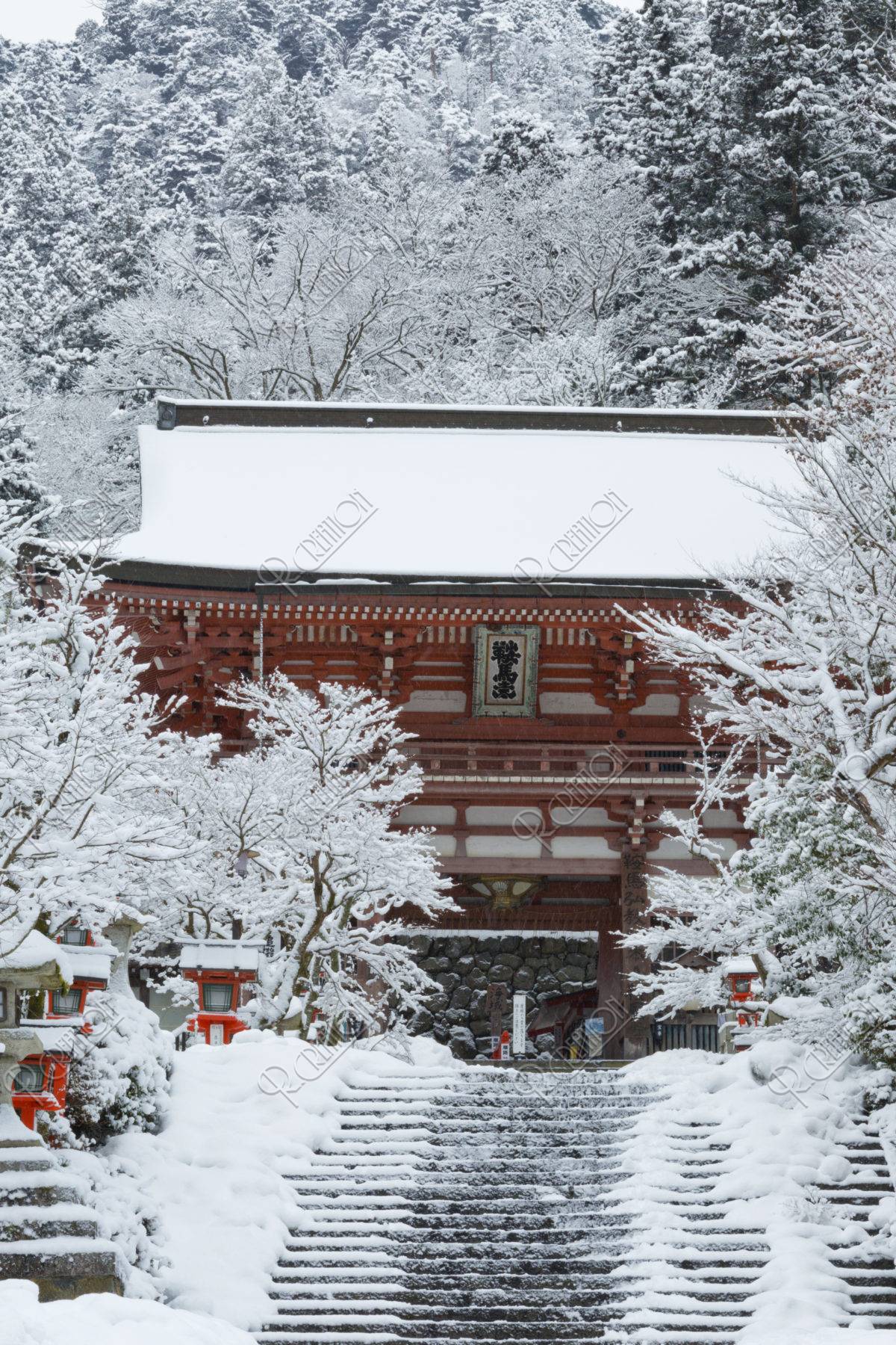 雪の鞍馬寺山門