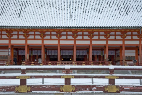 雪の平安神宮外拝殿
