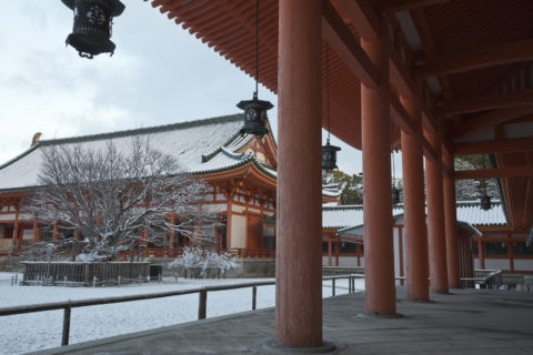 雪の平安神宮外拝殿と廻廊