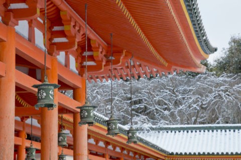雪の平安神宮廻廊