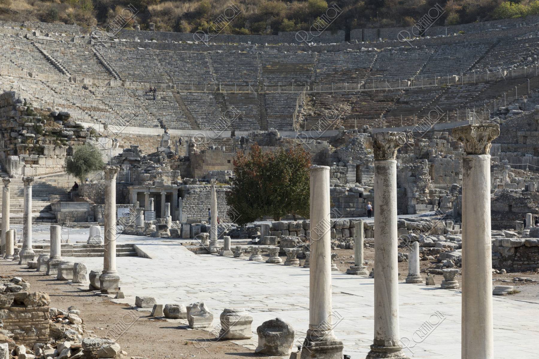 エフェソス遺跡 列柱と大劇場