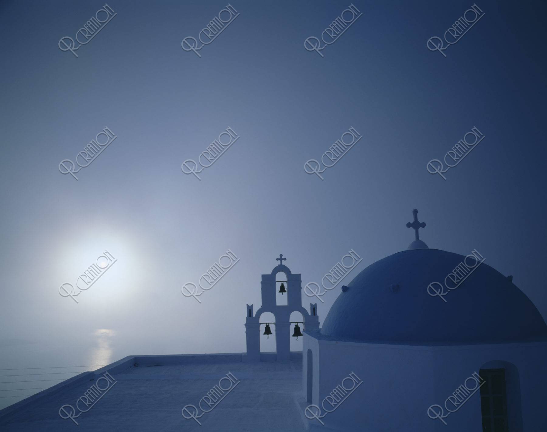 教会と夕日 サントリーニ島 ギリシャ
