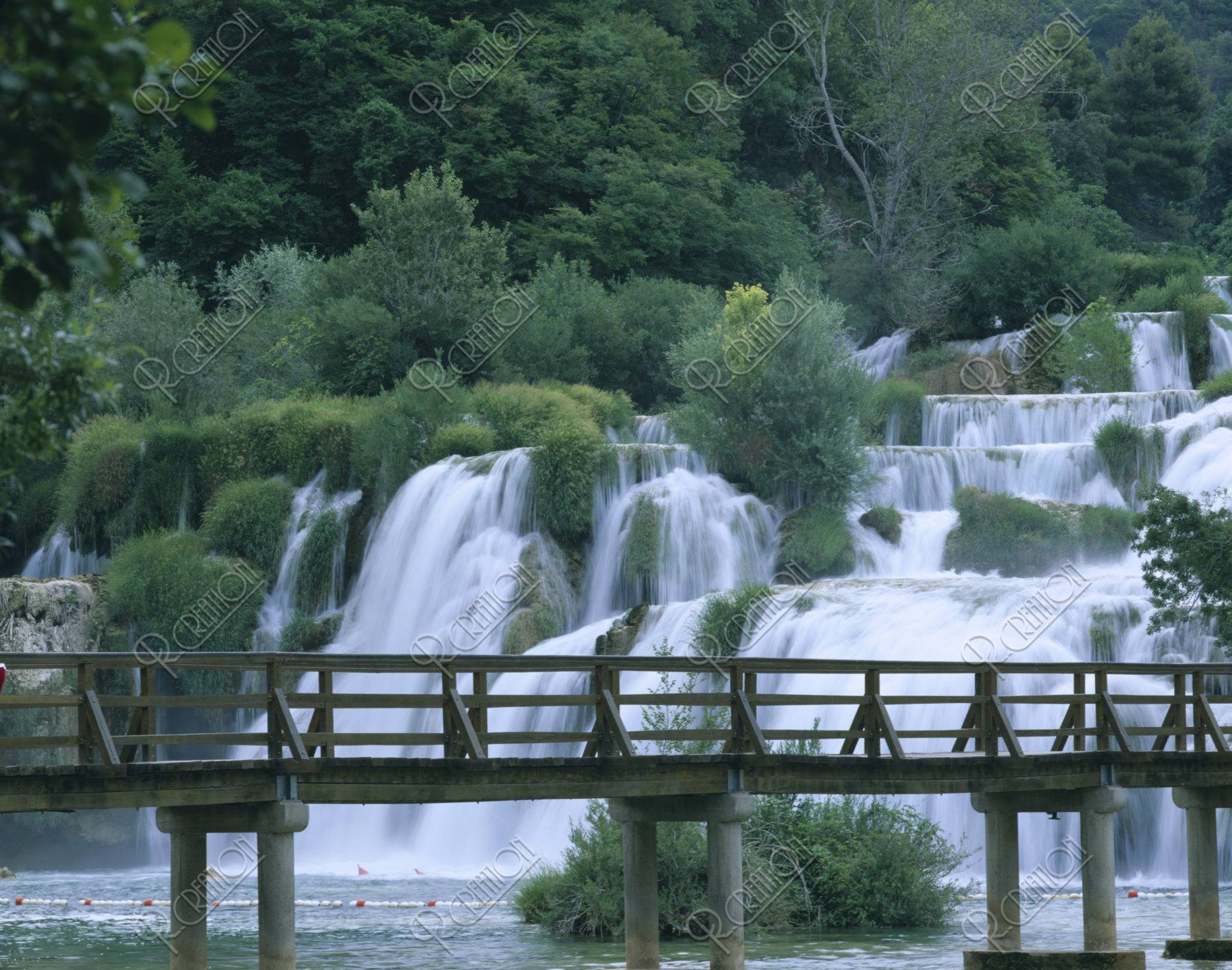 新緑の滝と橋 クルカ国立公園